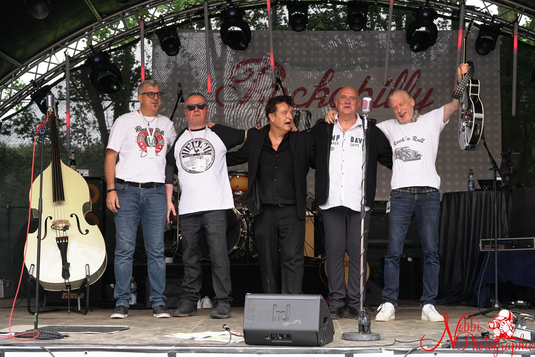 Aron Black & the White Shirts live, volle Besetzung
